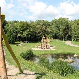 Mehrgenerationenpark – Parklandschaft mit Spielgeräten